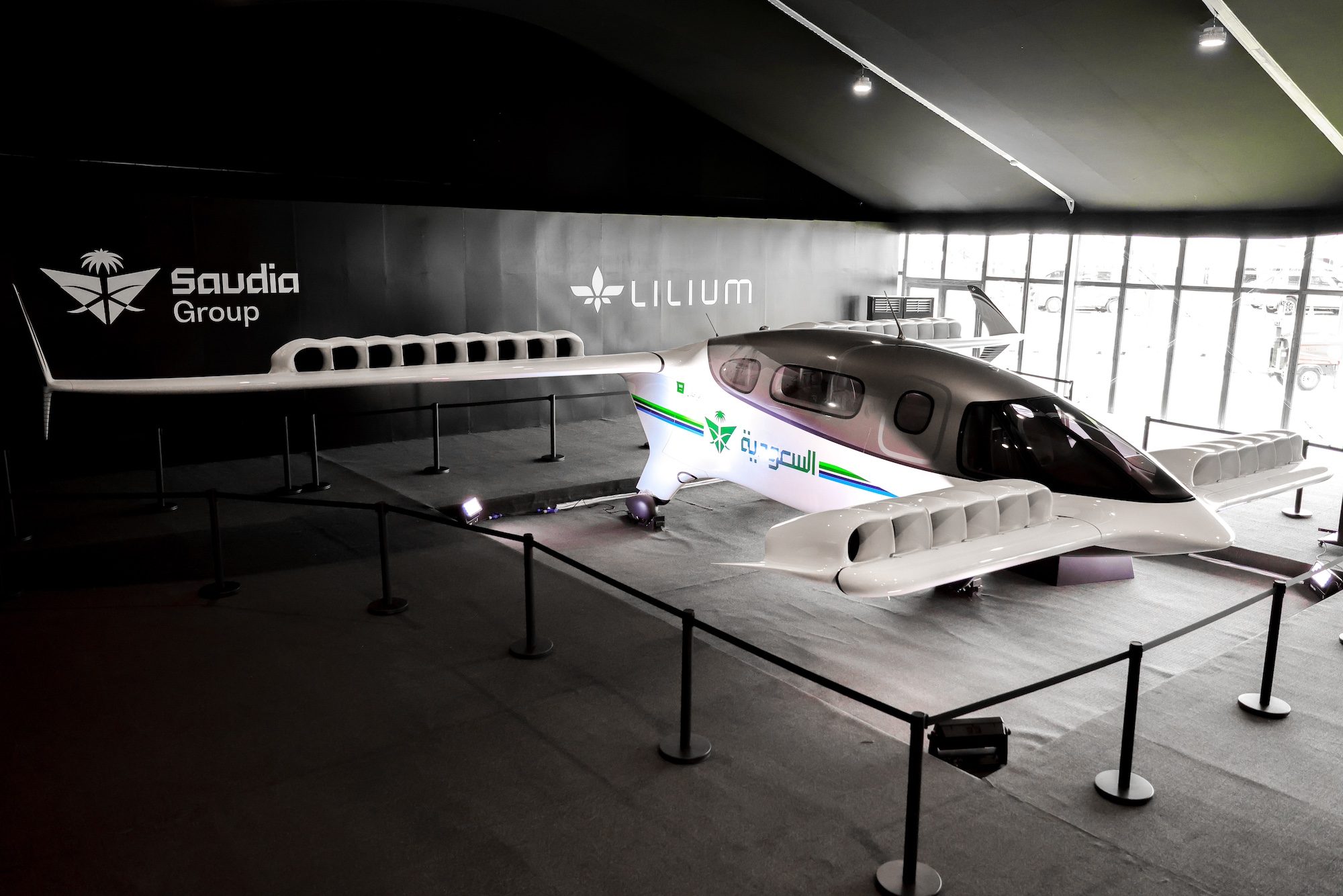 Airport, Architecture, Building The Lilium jet uses vertical take-off and landing without rotors, which allows for quick boarding and disembarking from helipads