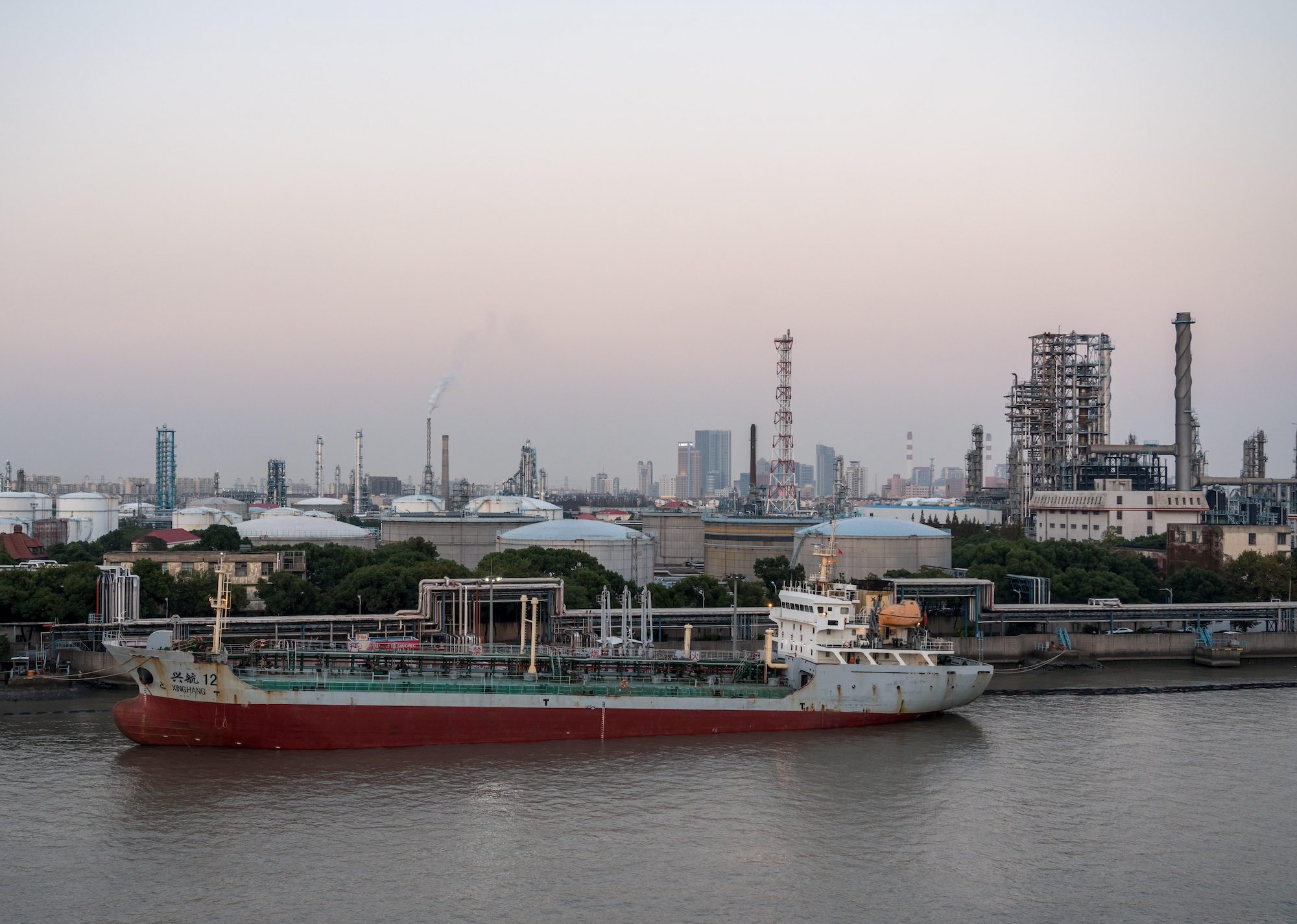 RA2WM4 Oil refinery on river in Shanghai An oil refinery in Shanghai; China holds 1.1 billion barrels of crude oil stocks