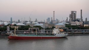 RA2WM4 Oil refinery on river in Shanghai An oil refinery in Shanghai; China holds 1.1 billion barrels of crude oil stocks