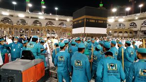 Workers prepare to clean the floor of the holy Kaaba at the Grand Mosque, during the Hajj pilgrimage in Mecca