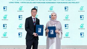 Petronas LNG CEO Ezran Mahadzir and Adnoc EVP Fatema Al Nuaimi sign the long-term LNG supply agreement