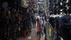 Shoppers in a market in Douma. The Syrian public sector has salaries that place workers below the poverty line