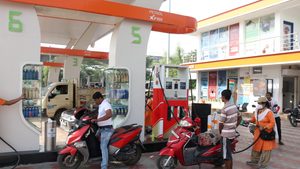 Moped riders fill up at a petrol station in Kolkata. India has been a big buyer of discounted Russian oil