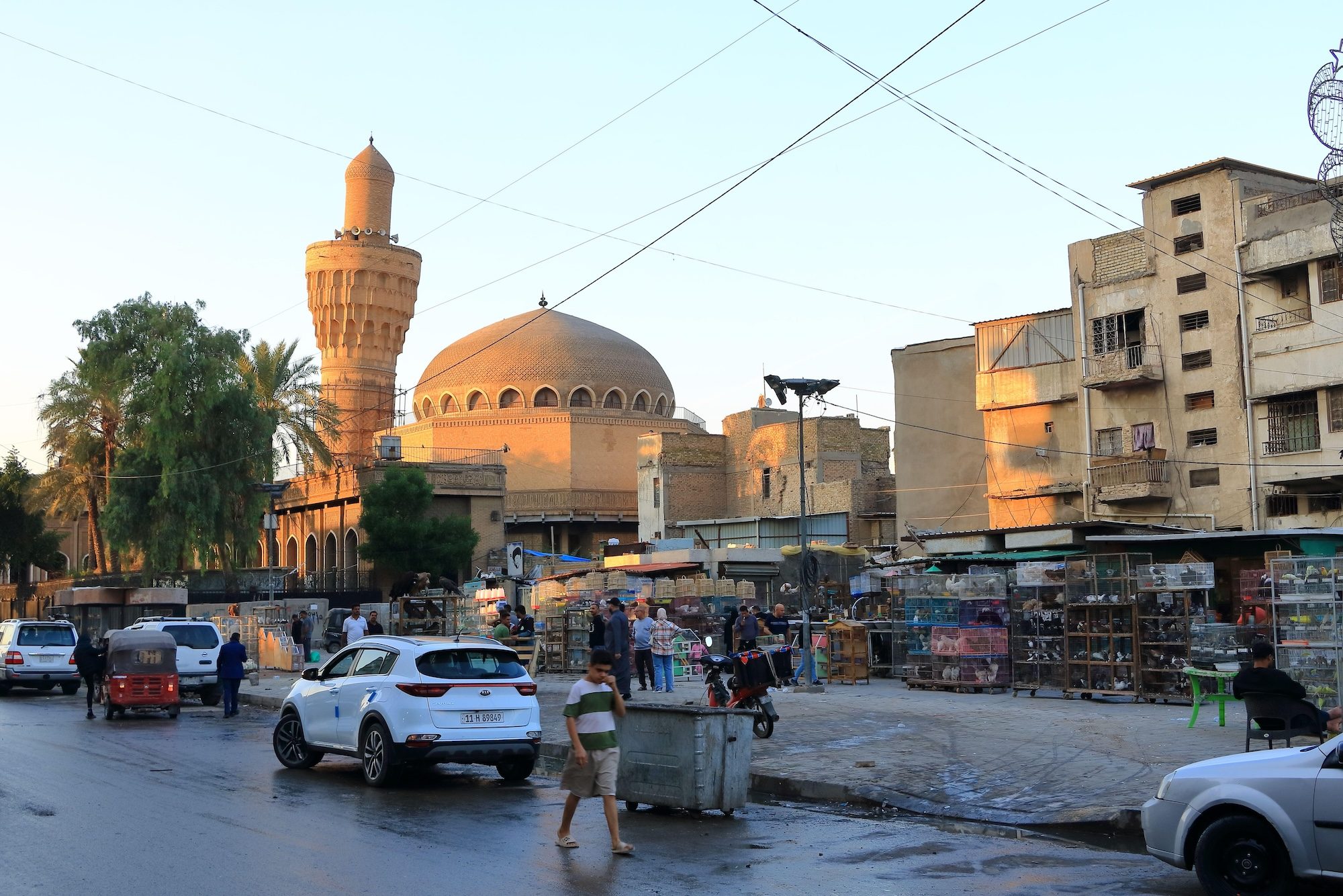 2SWY1JK Baghdad, Bagdad in Iraq - November 15 2024: the bird market Al-Ghazal (Al-Ghazil) at Khulafa Street Iraq houses