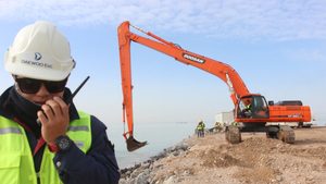 Workers use an excavator at the Faw port project site in Faw, in the southern province of Basra, January 6, 2016. REUTERS/Essam Al-Sudani