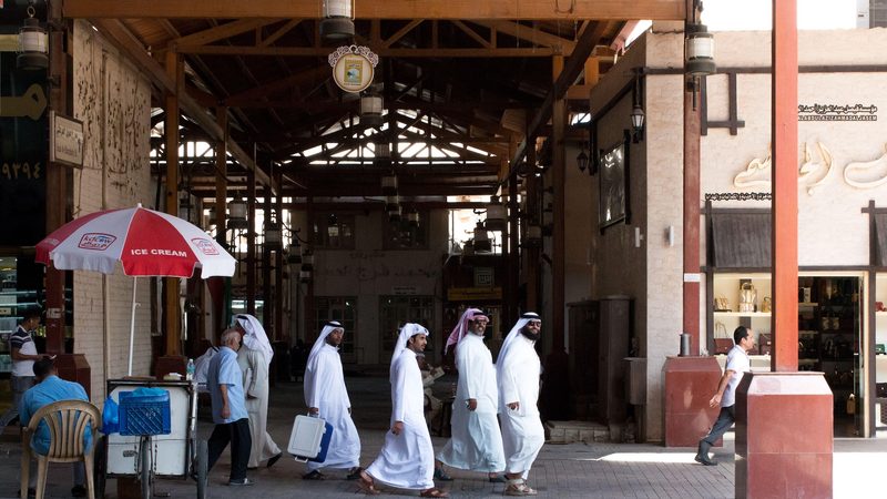 Mubarakiya souk in Kuwait: lower oil exports and an increase in imports pushed the country's trade balance down by 18 percent