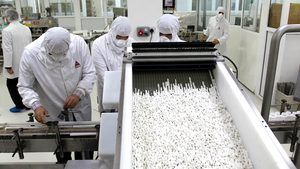 Pharmacists in a Jordanian manufacturing plant package drugs. Donald Trump has said he may announce a “major tariff on pharmaceuticals"