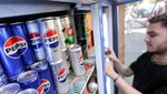 A supermarket owner in Cairo stocks a fridge. Egypt and Turkey helped power 11 percent revenue growth in PepsiCo’s international beverages business