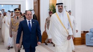 Qatar's Emir Sheikh Tamim Bin Hamad Al Thani, right, and Egypt's President Abdel Fattah El-Sisi in Doha