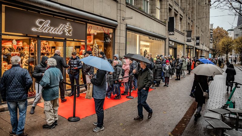 Dubai Schokolade Eine lange Schlange vor dem Lindt-Shop um eine Tafel Dubai-Schokolade zu kaufen in der Spitalerstraﬂe in Hamburg, Deutschland *** Dubai chocolate A long queue in front of the Lindt store to buy a bar of Dubai chocolate on Spitalerstraﬂe in Hamburg, Germany Copyright: xNikolaixKislichkox 6M6A8738No Use Switzerland. No Use Germany. No Use Japan. No Use Austria