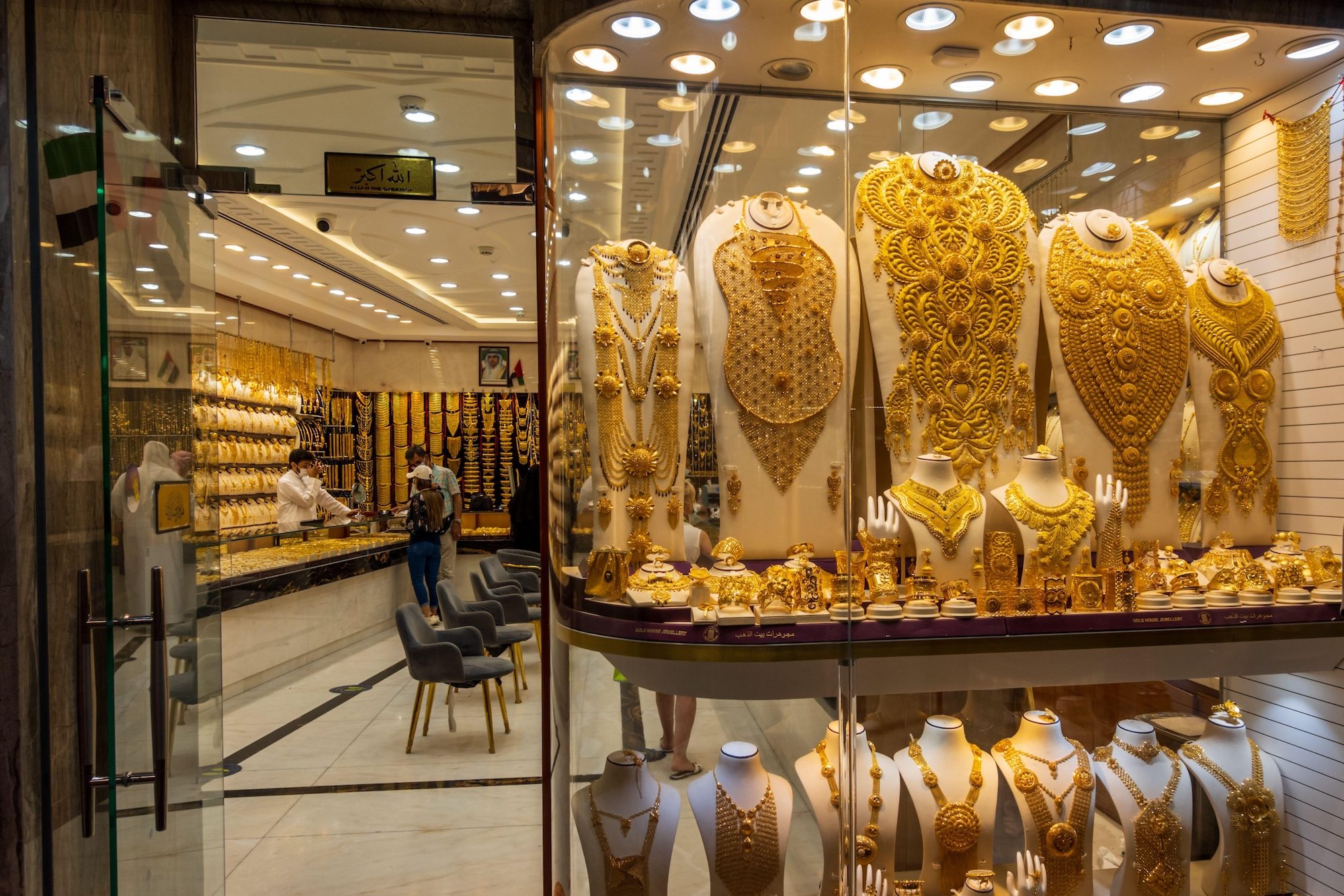 2HPYETY Shop window inside the Dubai Gold Souk in the Deira district. One of the most popular shopping destinations and gold markets in the Dubai.