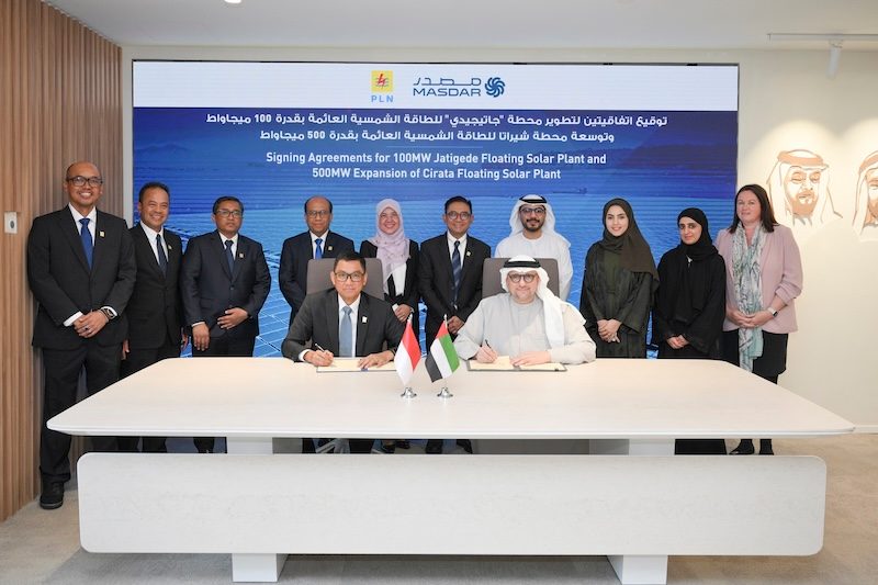 Darmawan Prasodjo, president director of PT PLN, and Mohamed Jameel Al Ramahi, CEO of Masdar, sign the solar plant agreements
