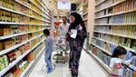 Amirah al-Turkistani, a graphic design lecturer at Jeddah International College, shops with her children and husband at a supermarket in Jeddah, Saudi Arabia, February 3, 2018. REUTERS/Reem Baeshen SEARCH "BAESHEN WOMEN" FOR THIS STORY. SEARCH "WIDER IMAGE" FOR ALL STORIES.