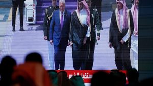People watch a screen at Riyadh airport as President Donald Trump is met by Crown Prince Mohammed bin Salman