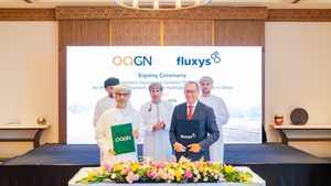 Mansour Ali Al Abdali, CEO of OQGN, and Pascal De Buck, CEO of Fluxys, sign the contract to develop infrastructure to transport hydrogen across Oman