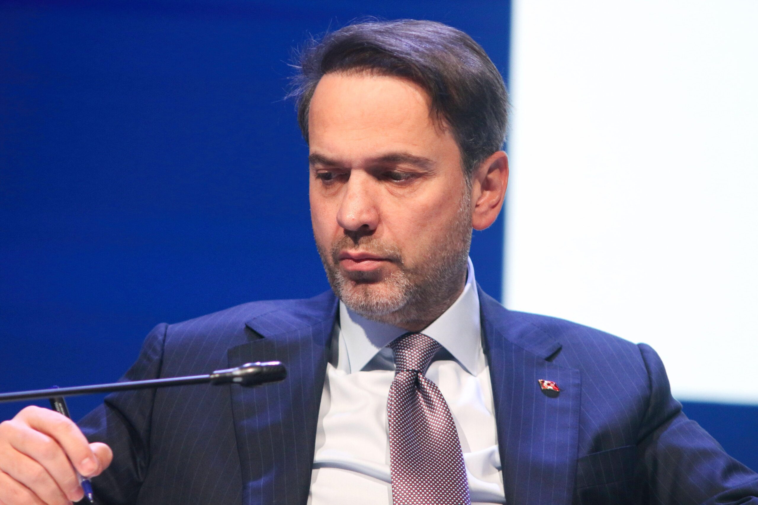 Alparslan Bayraktar, Turkey's energy minister, announces a significant shale oil discovery in Diyarbakır, potentially boosting the nation's energy independence