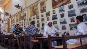 Locals dining in Manama. The difference between Bahrain's exports and imports widened by 32% to $440.3m in April