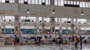 Fishmongers and shoppers at Kuwait City's fish market. The Circle app offers grocery delivery around Kuwait