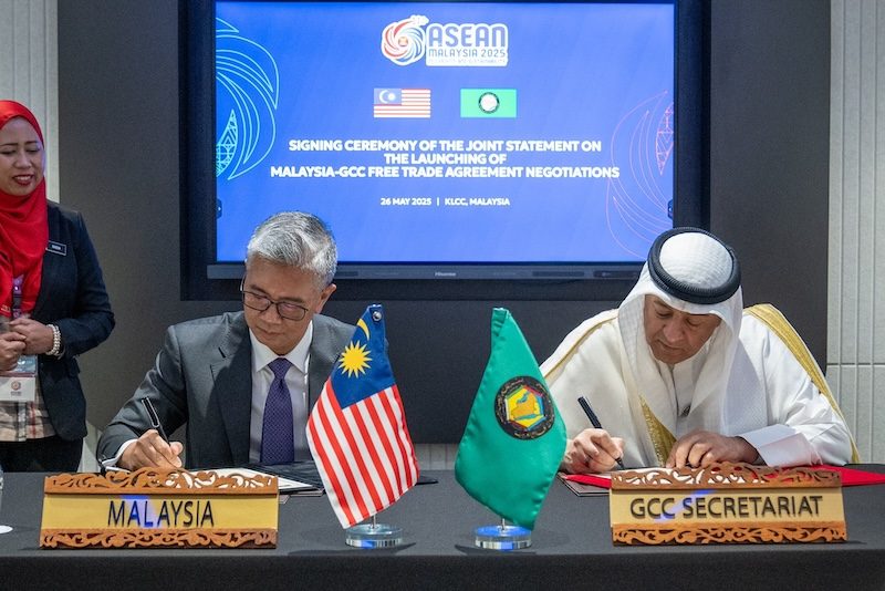 Malaysia’s minister of investment, trade and industry Tengku Zafrul Aziz and GCC secretary general Jasem Mohamed Albudaiwi sign the statement to start official FTA talks