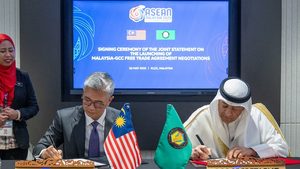 Malaysia’s minister of investment, trade and industry Tengku Zafrul Aziz and GCC secretary general Jasem Mohamed Albudaiwi sign the statement to start official FTA talks