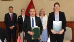 Tarik Hamane, director general of ONEE, left, and Christiane Laibach, executive board member of KfW, sign the loan agreement