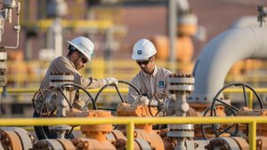 Operators at a Saudi Aramco facility. Impacted by lower oil revenues, Aramco's first quarter profits suffered a significant drop