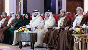 Sheikh Hamdan, the crown prince of Dubai, third from right, at the Mahdah-Opaz signing ceremony in Muscat