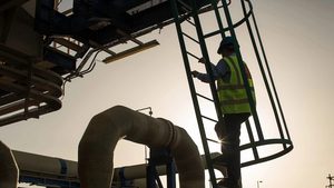 Revenues of the oil and gas segment were down 26 percent annually to AED1.5 billion