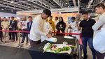زوار يعاينون نادلا لدى إعداده طاولة الطعام أثناء مشاركتهOnlookers enjoy a demonstration at the Horeca Oman exhibition. The hospitality industry is one of the sectors affected by Omanisation rules