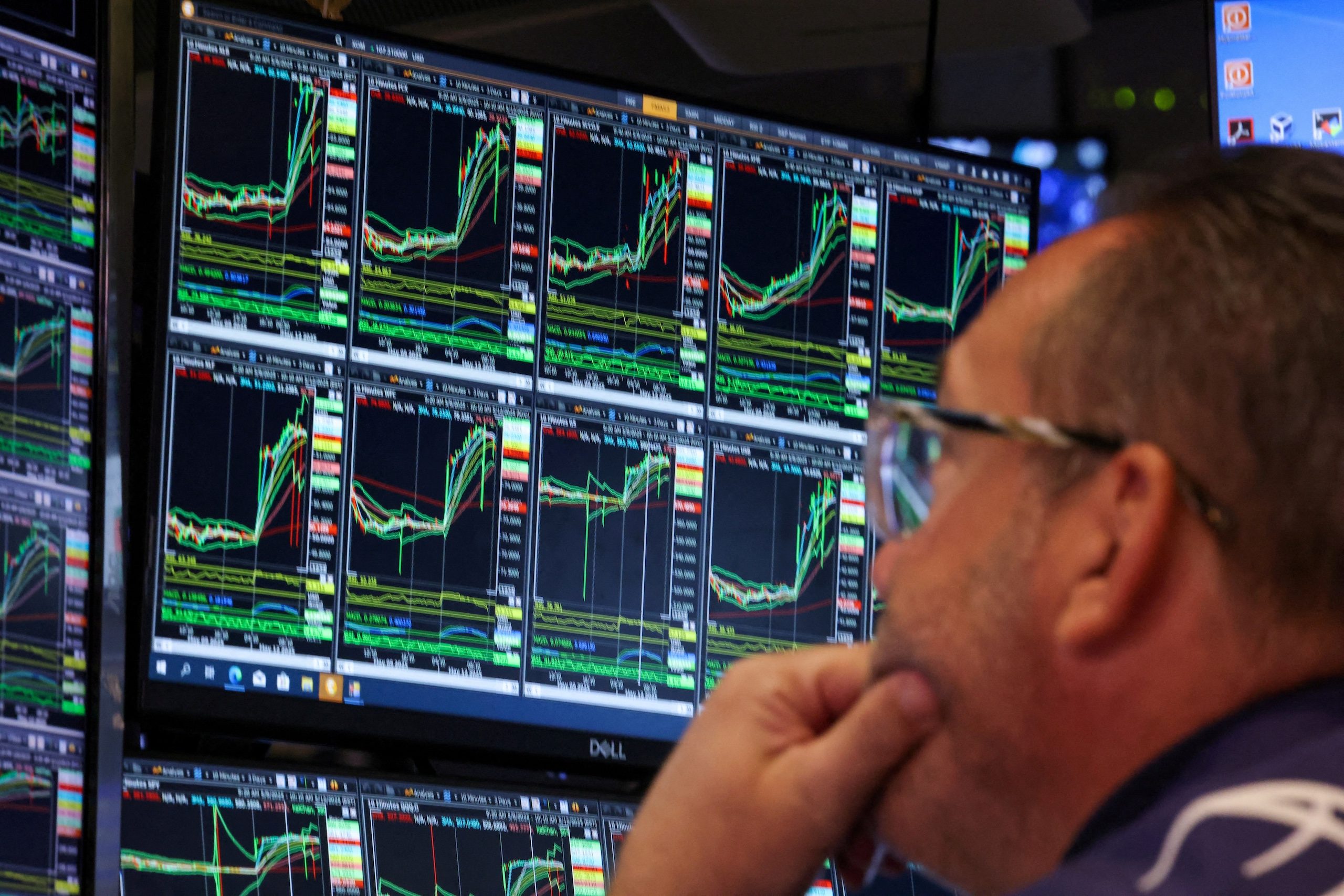 There was a mixed performance across Gulf bourses on Tuesday. Saudi Arabia declined because of oil price concerns, while Kuwait's index rose