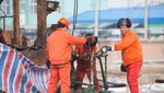 Workers in the Daqing oil field in Northern China. Iraq is looking at investments in Asian oil